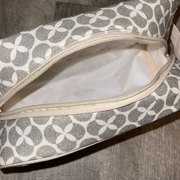 Audrey & Lewis Sparkly Silver & White Travel Bag - Picture 12 of 13